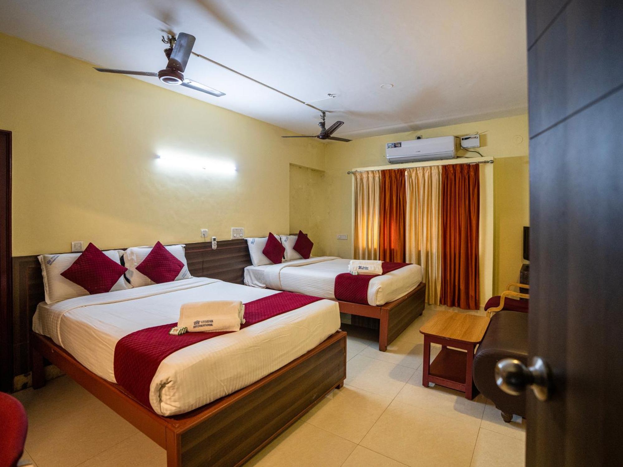 Hotel Vyshak International ไมซอร์ ภายนอก รูปภาพ